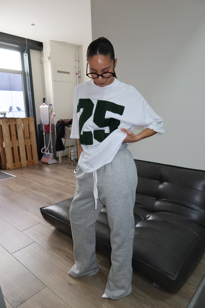 Priority T-shirt: PRIORITY 25 ICONIC TEE – Wit