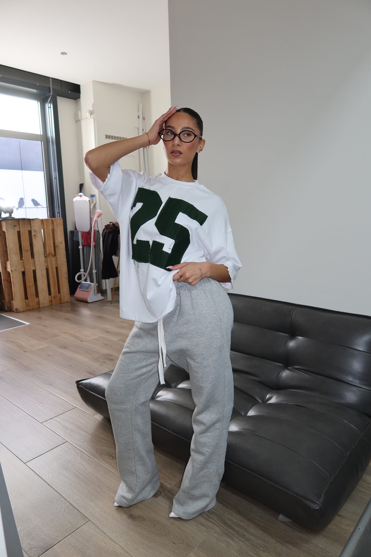 Priority T-shirt: PRIORITY 25 ICONIC TEE – Wit