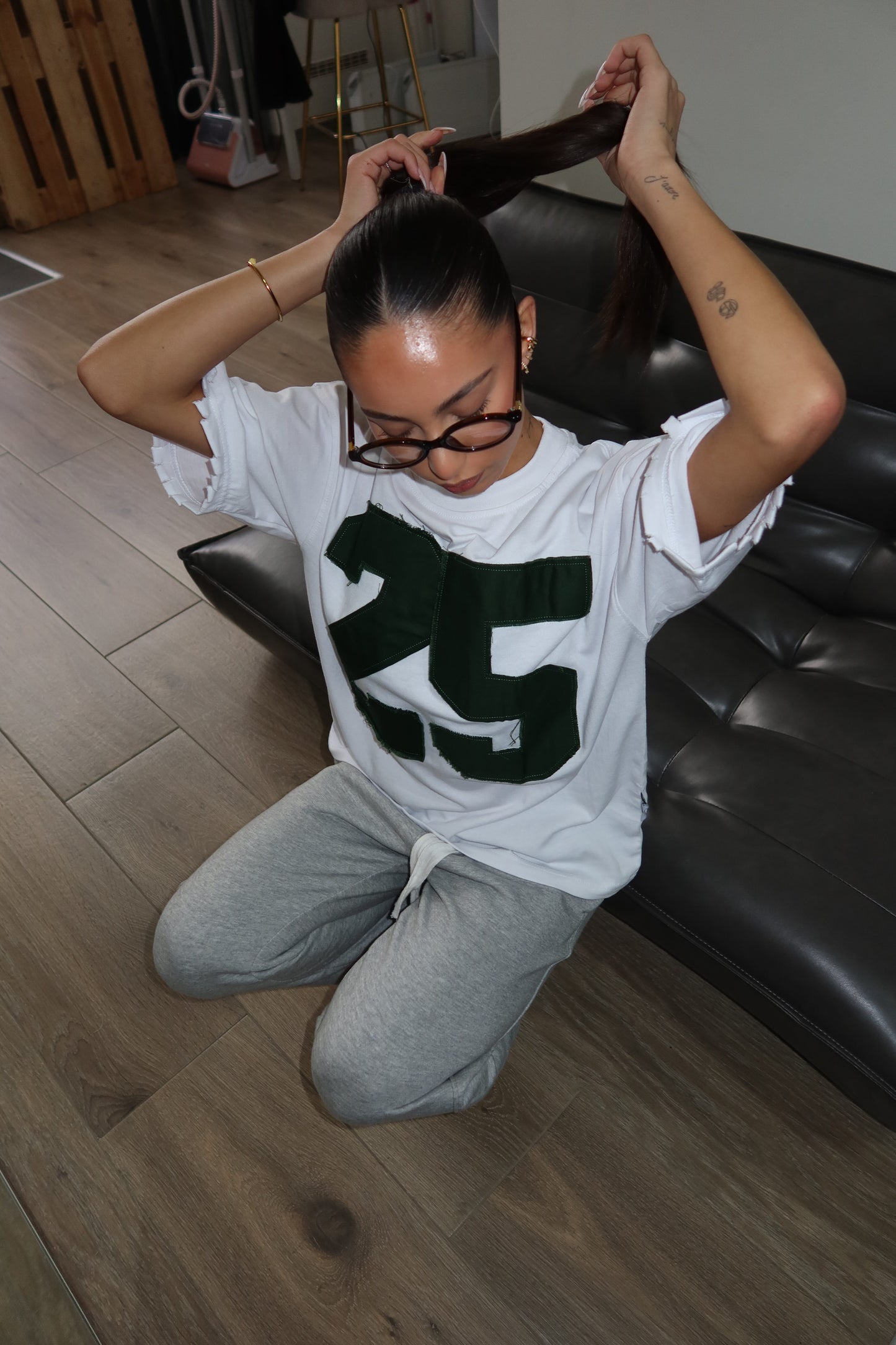 Priority T-shirt: PRIORITY 25 ICONIC TEE – Wit