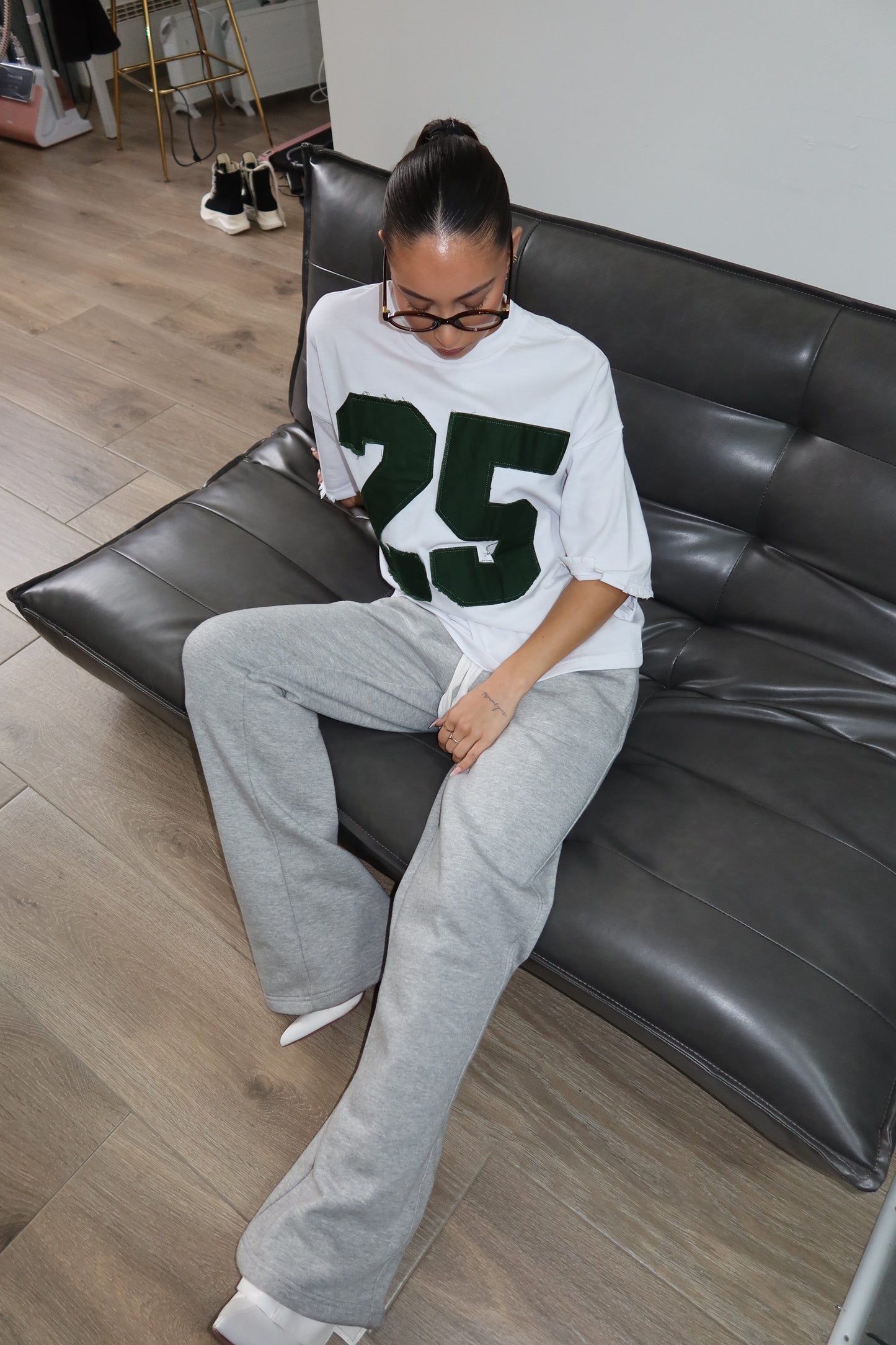 Priority T-shirt: PRIORITY 25 ICONIC TEE – Wit