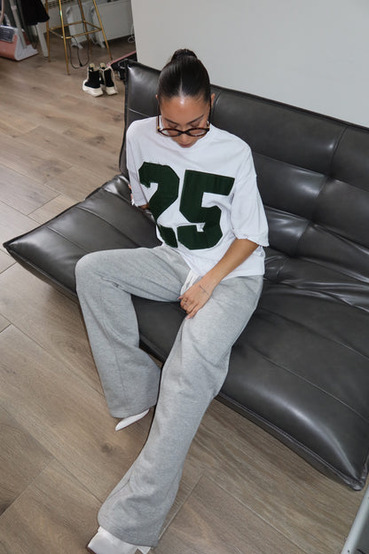 Priority T-shirt: PRIORITY 25 ICONIC TEE – Wit