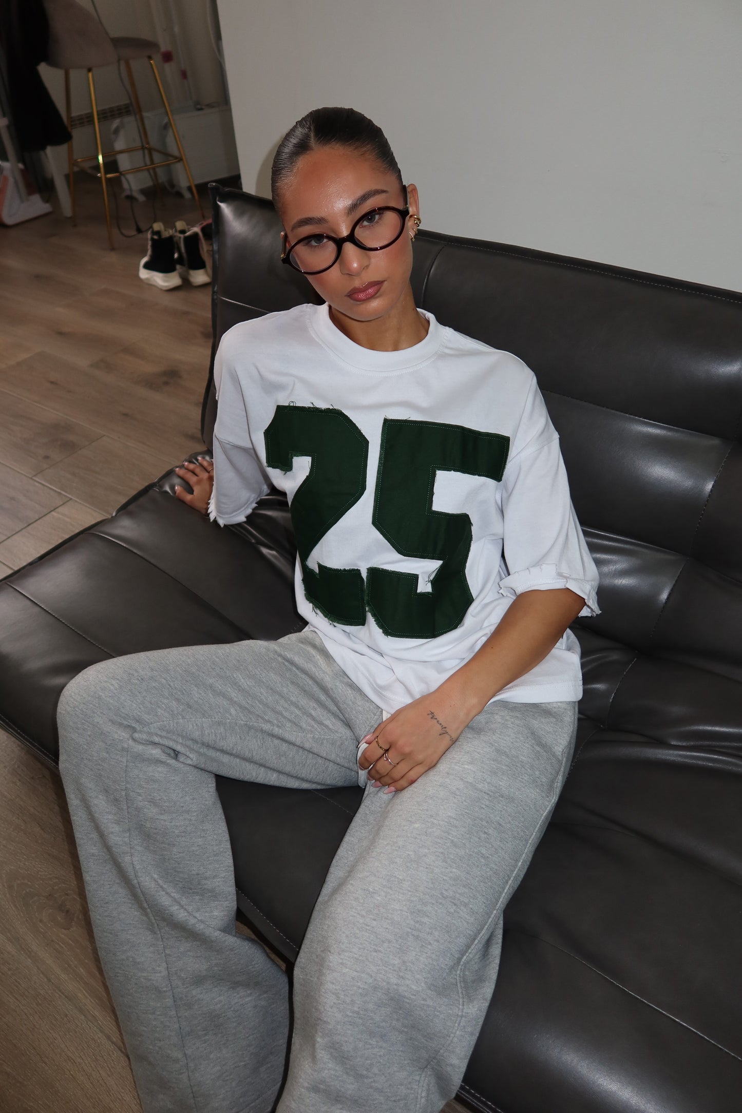 Priority T-shirt: PRIORITY 25 ICONIC TEE – Wit