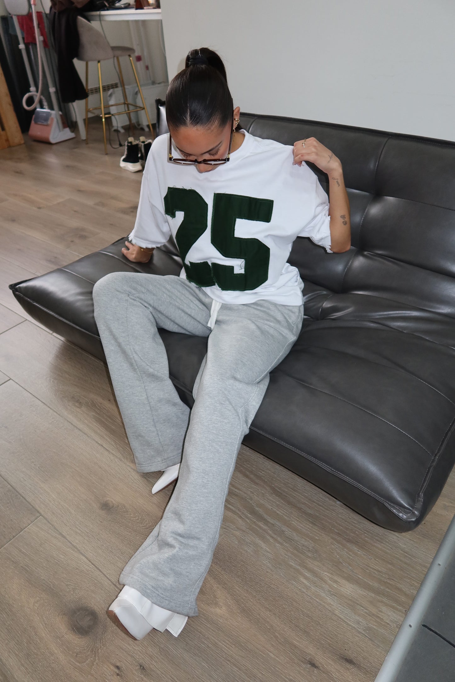 Priority T-shirt: PRIORITY 25 ICONIC TEE – Wit