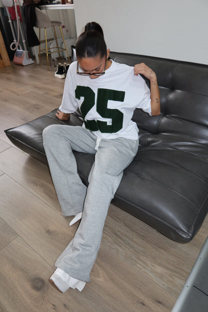 Priority T-shirt: PRIORITY 25 ICONIC TEE – Wit