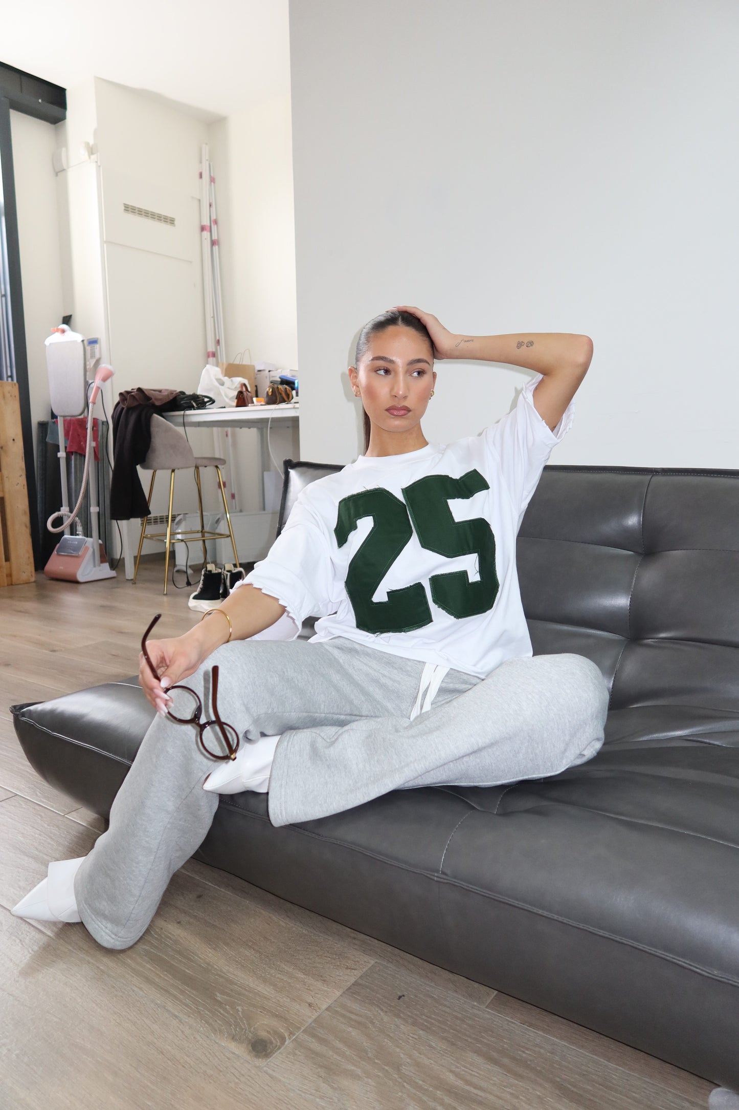 Priority T-shirt: PRIORITY 25 ICONIC TEE – Wit