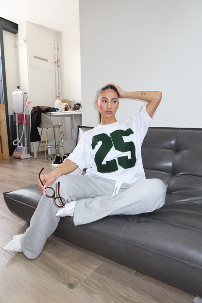 Priority T-shirt: PRIORITY 25 ICONIC TEE – Wit