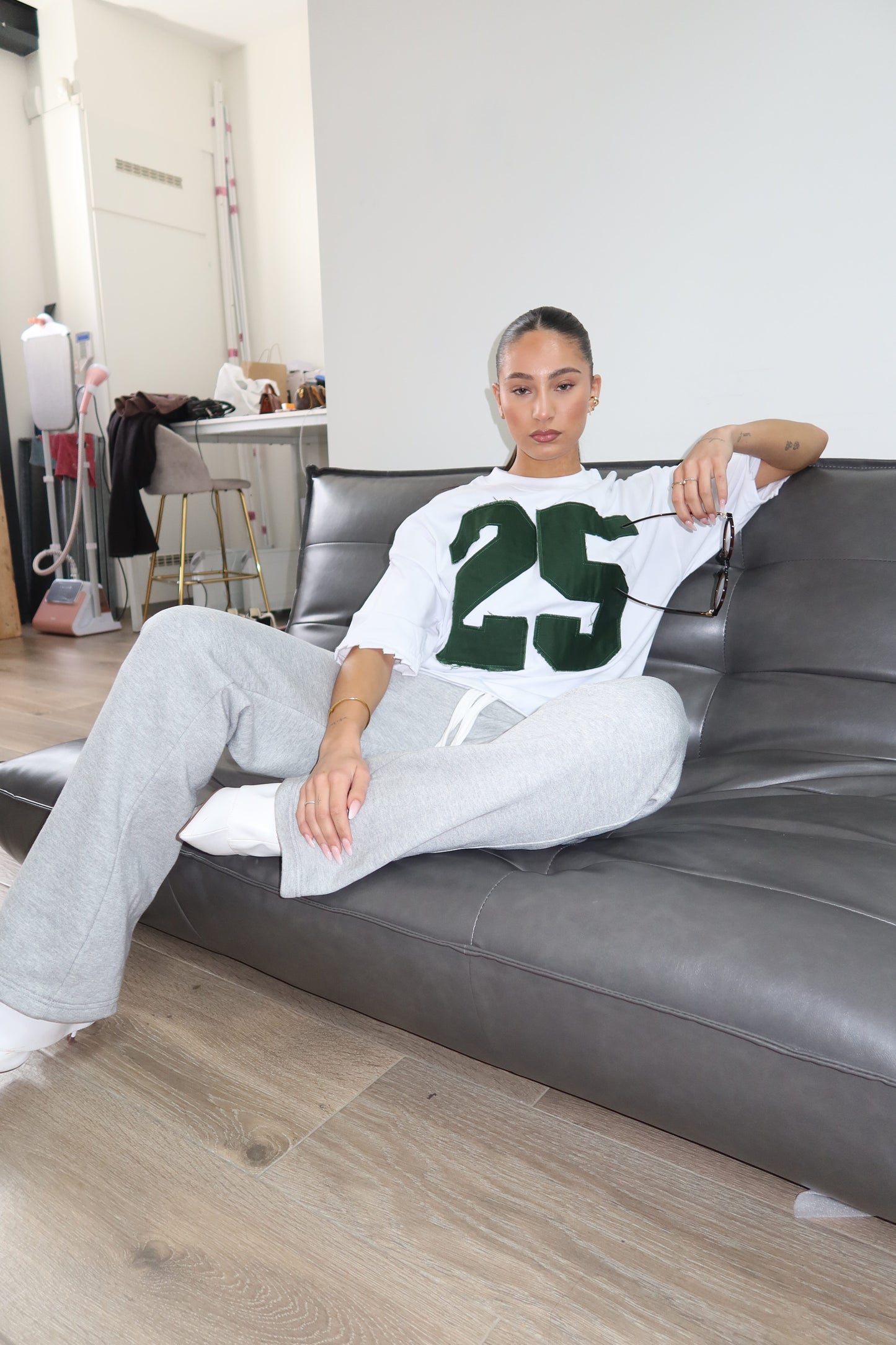 Priority T-shirt: PRIORITY 25 ICONIC TEE – Wit