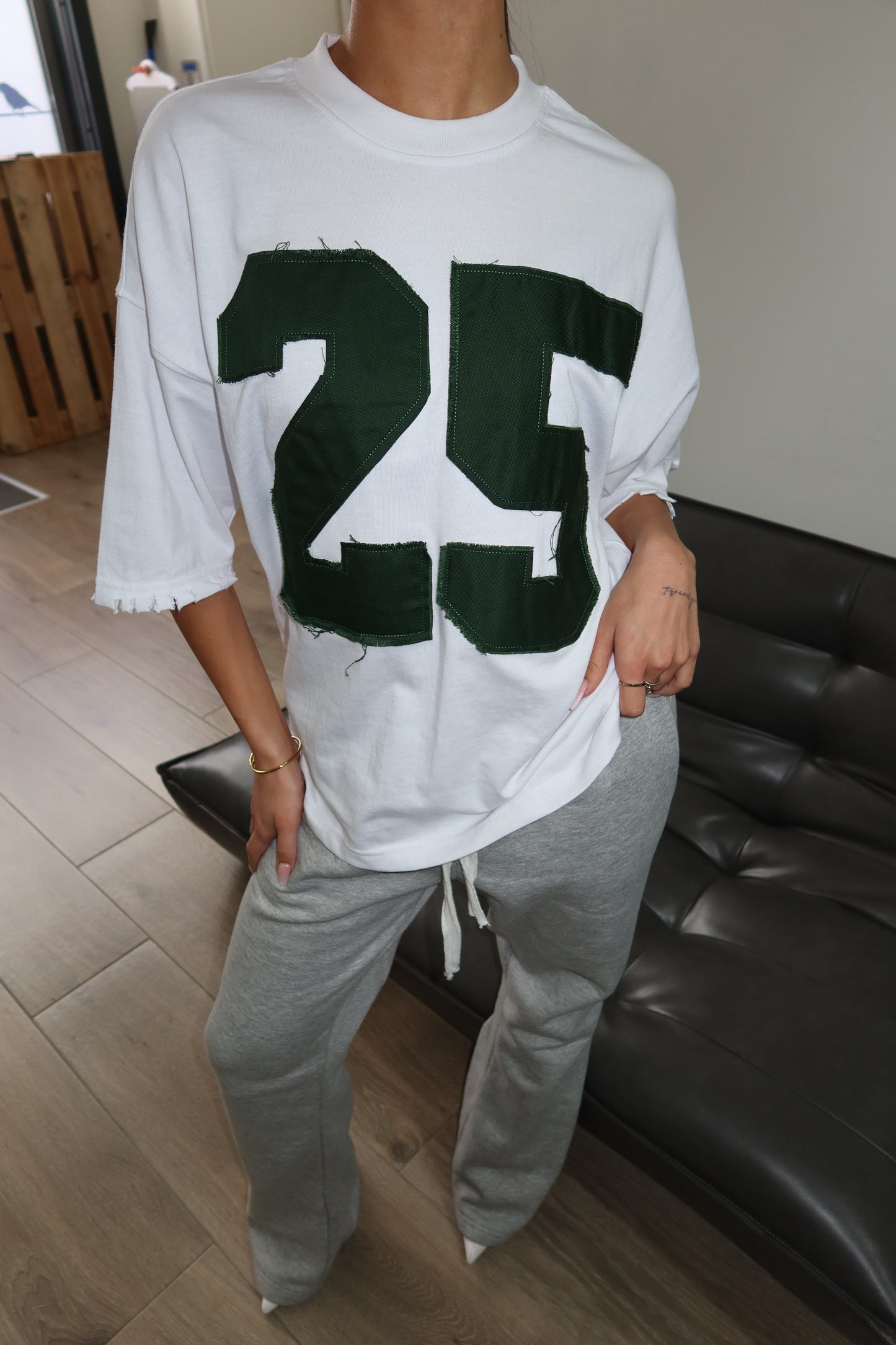 Priority T-shirt: PRIORITY 25 ICONIC TEE – Wit