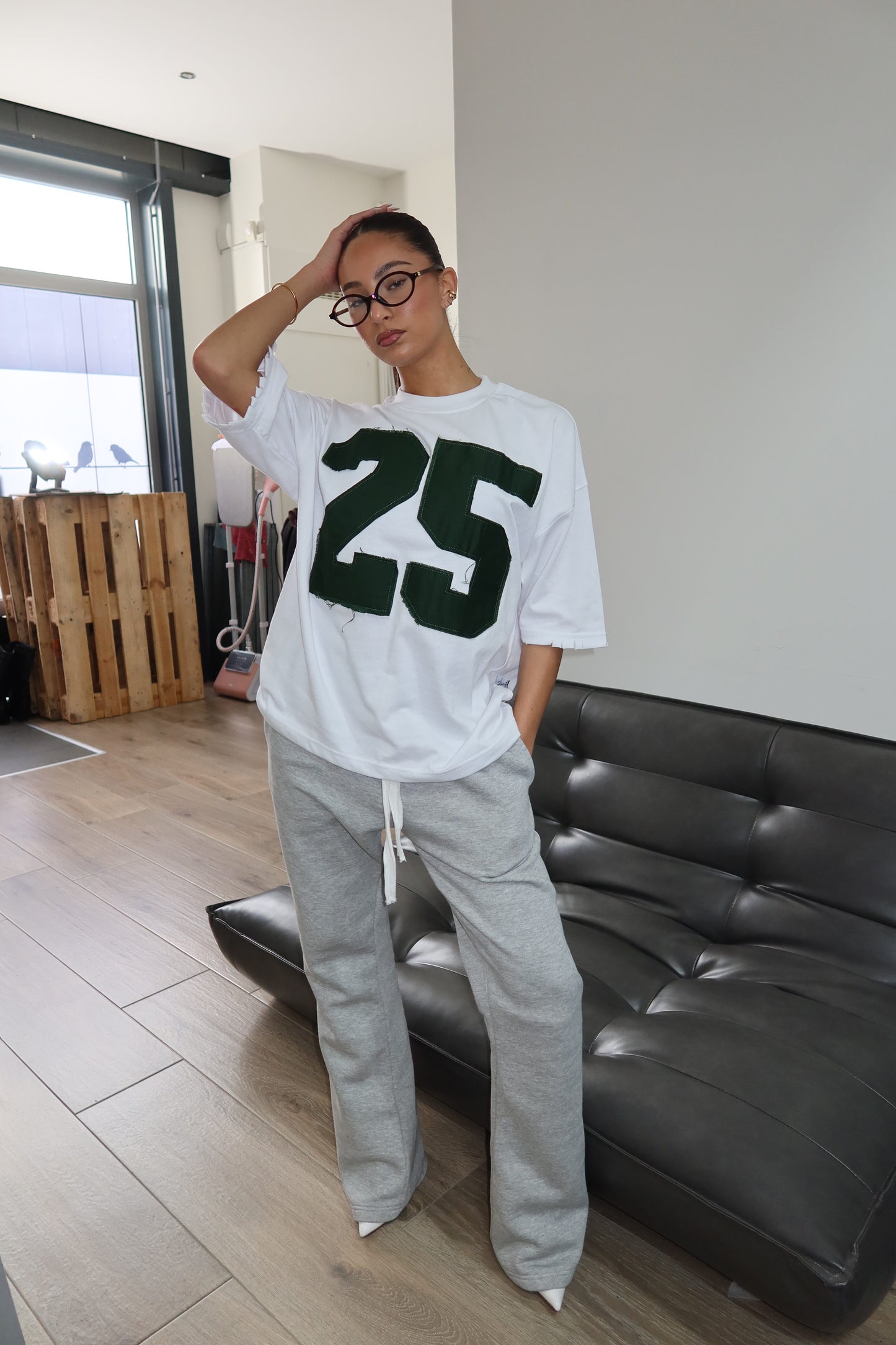 Priority T-shirt: PRIORITY 25 ICONIC TEE – Wit