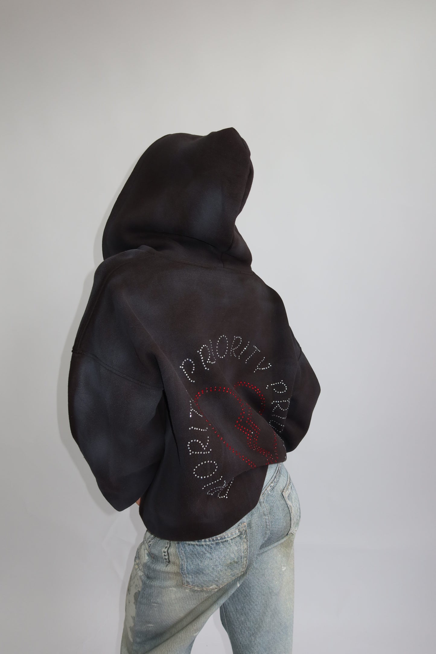 Priority hoodie; Priority Rhinestone zip-up vest AW25 - Zwart (Washed Black)