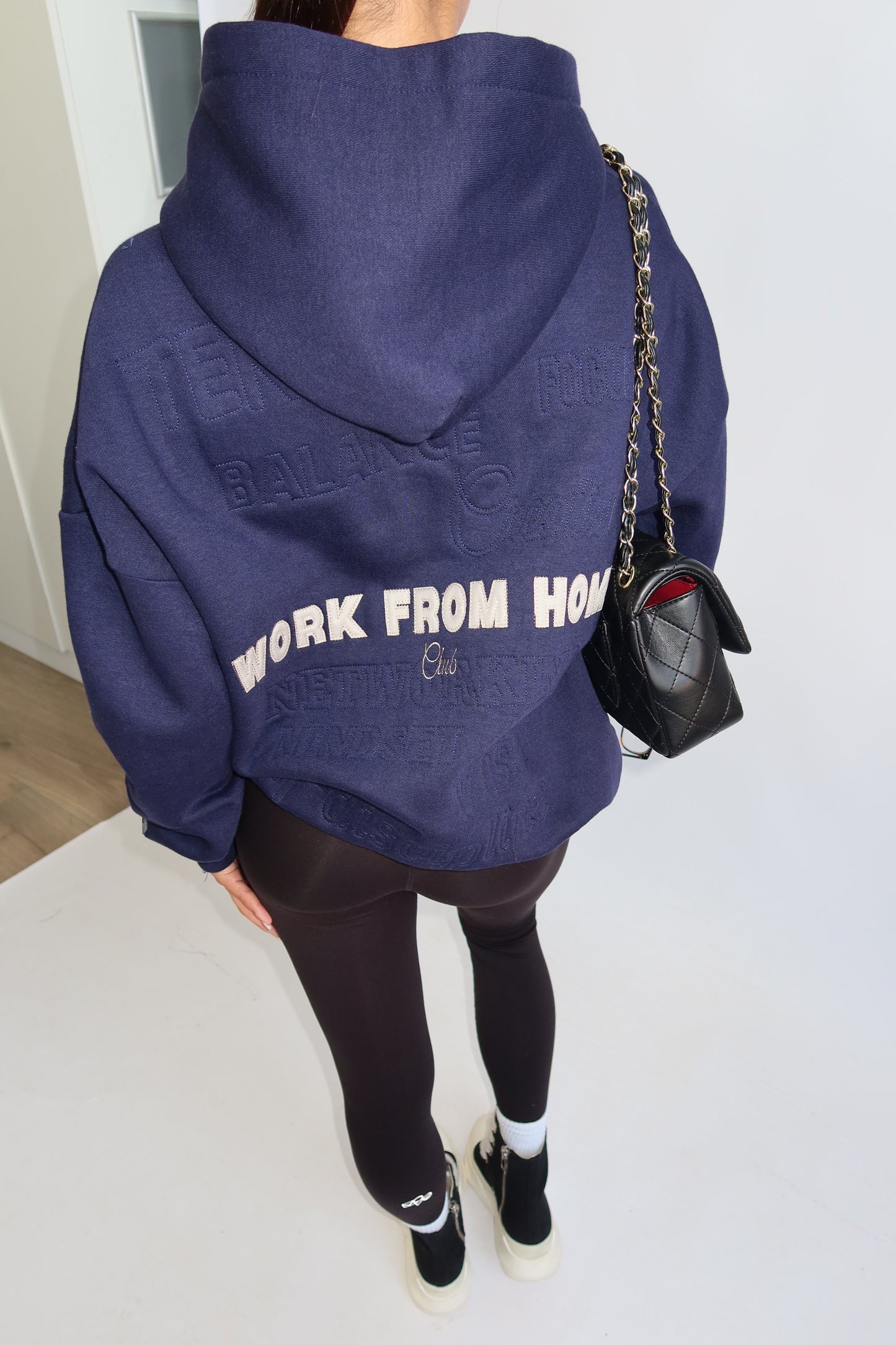Priority hoodie; Work from Home club essential hoodie AW25 - Donkerblauw (Navy)