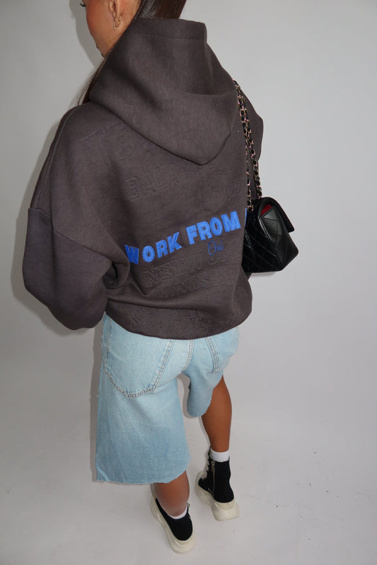 Priority hoodie; Work from Home club essential hoodie AW25 - Donkergrijs (Meteorite Gray)