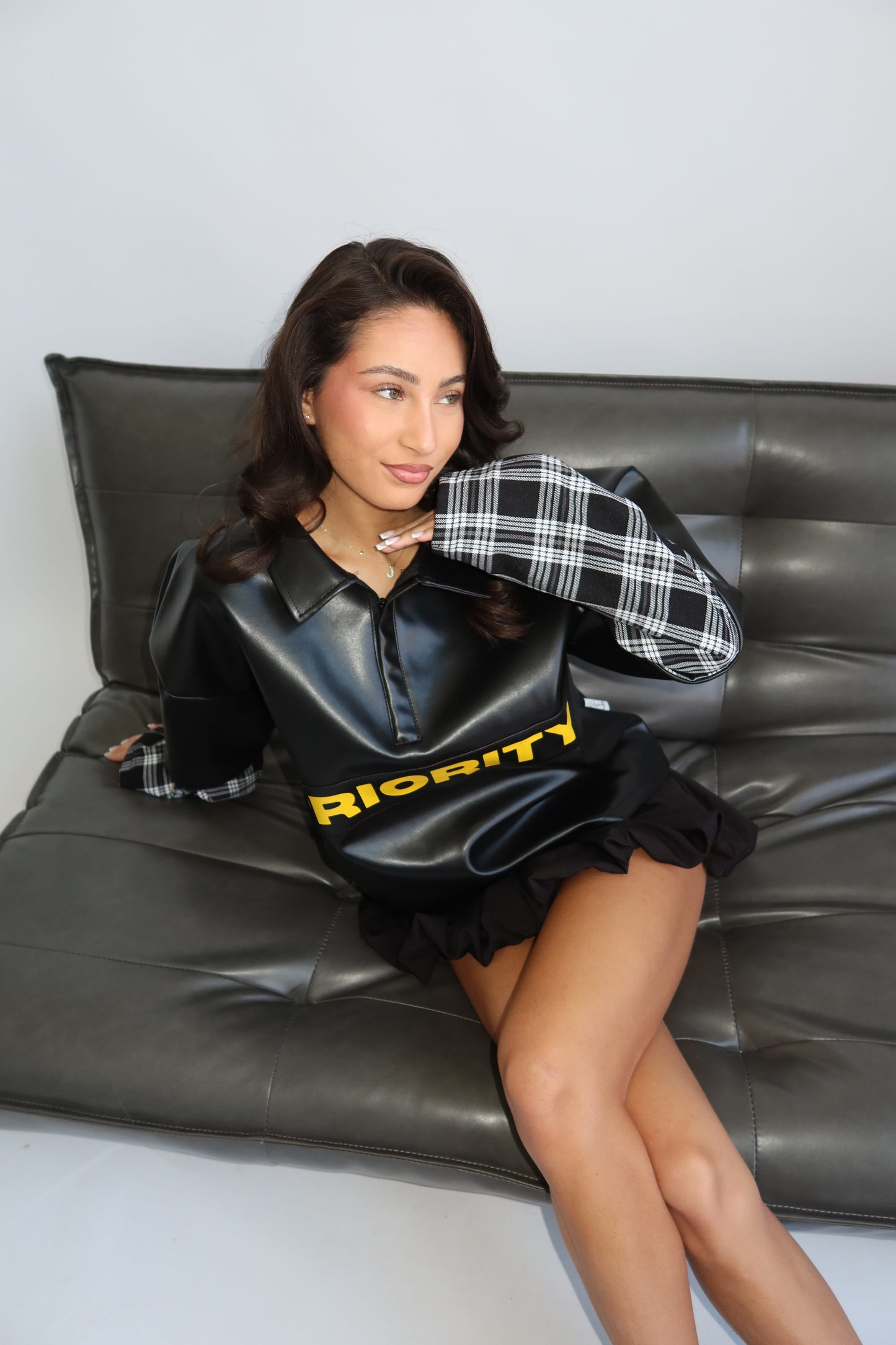 Priority Longsleeve; Priority leather shirt with checked sleeves - Zwart