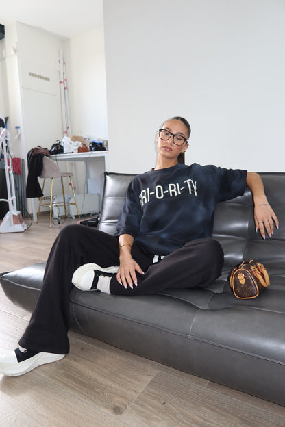 Priority: PRI-O-RI-TY tee SS25 – Zwart (Washed Black)