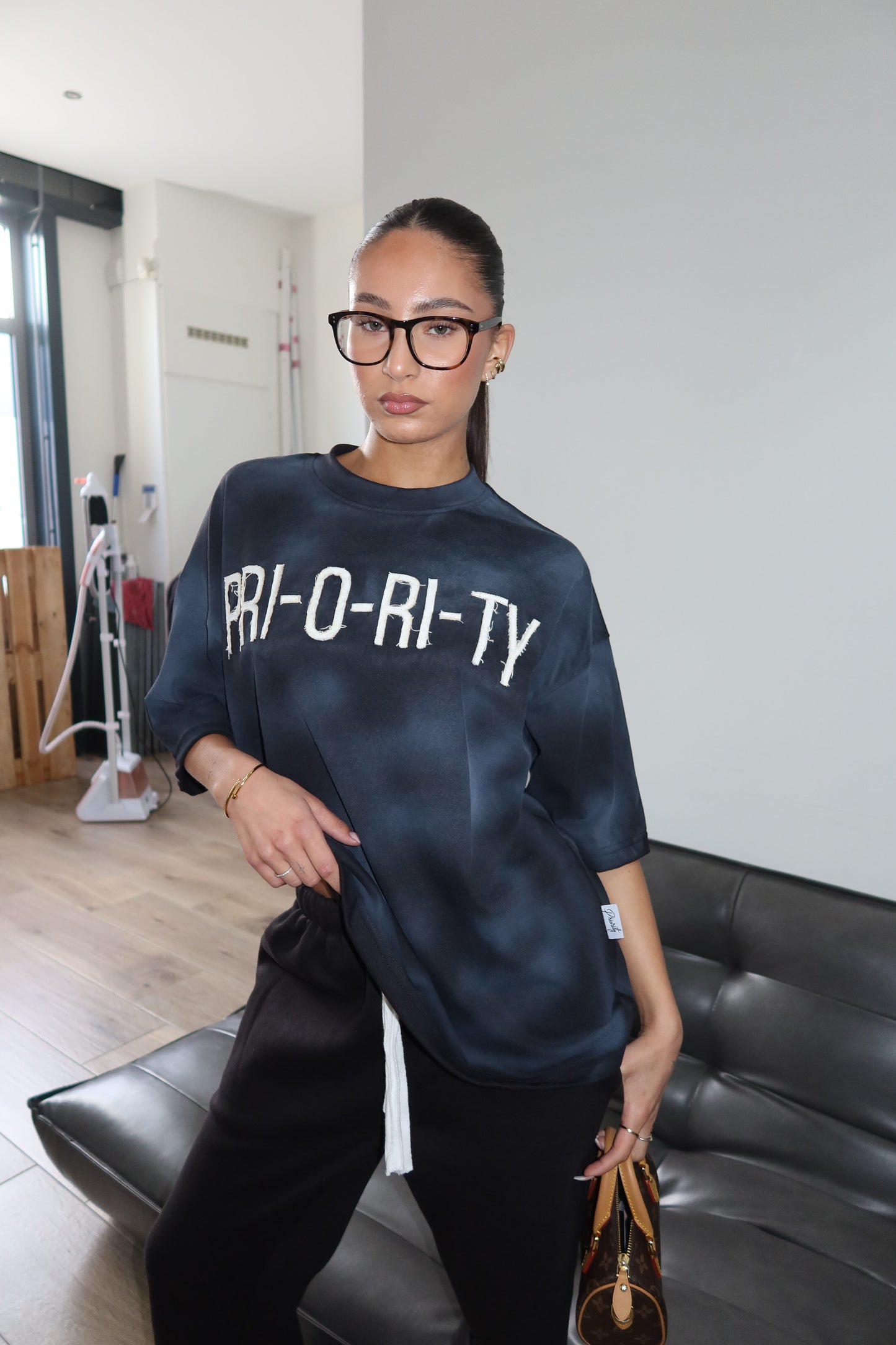Priority: PRI-O-RI-TY tee SS25 – Zwart (Washed Black)