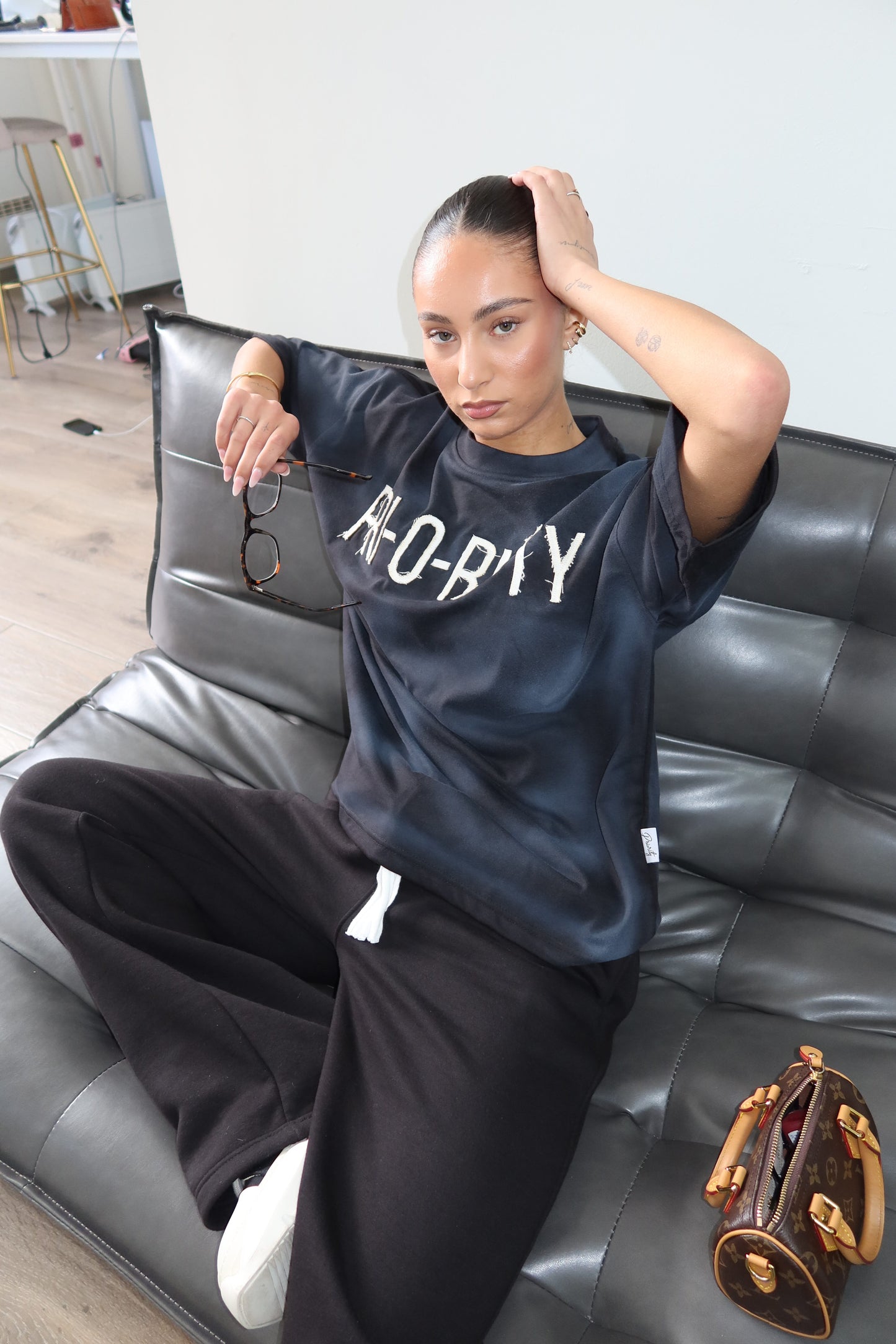 Priority: PRI-O-RI-TY tee SS25 – Zwart (Washed Black)