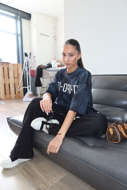 Priority: PRI-O-RI-TY tee SS25 – Zwart (Washed Black)