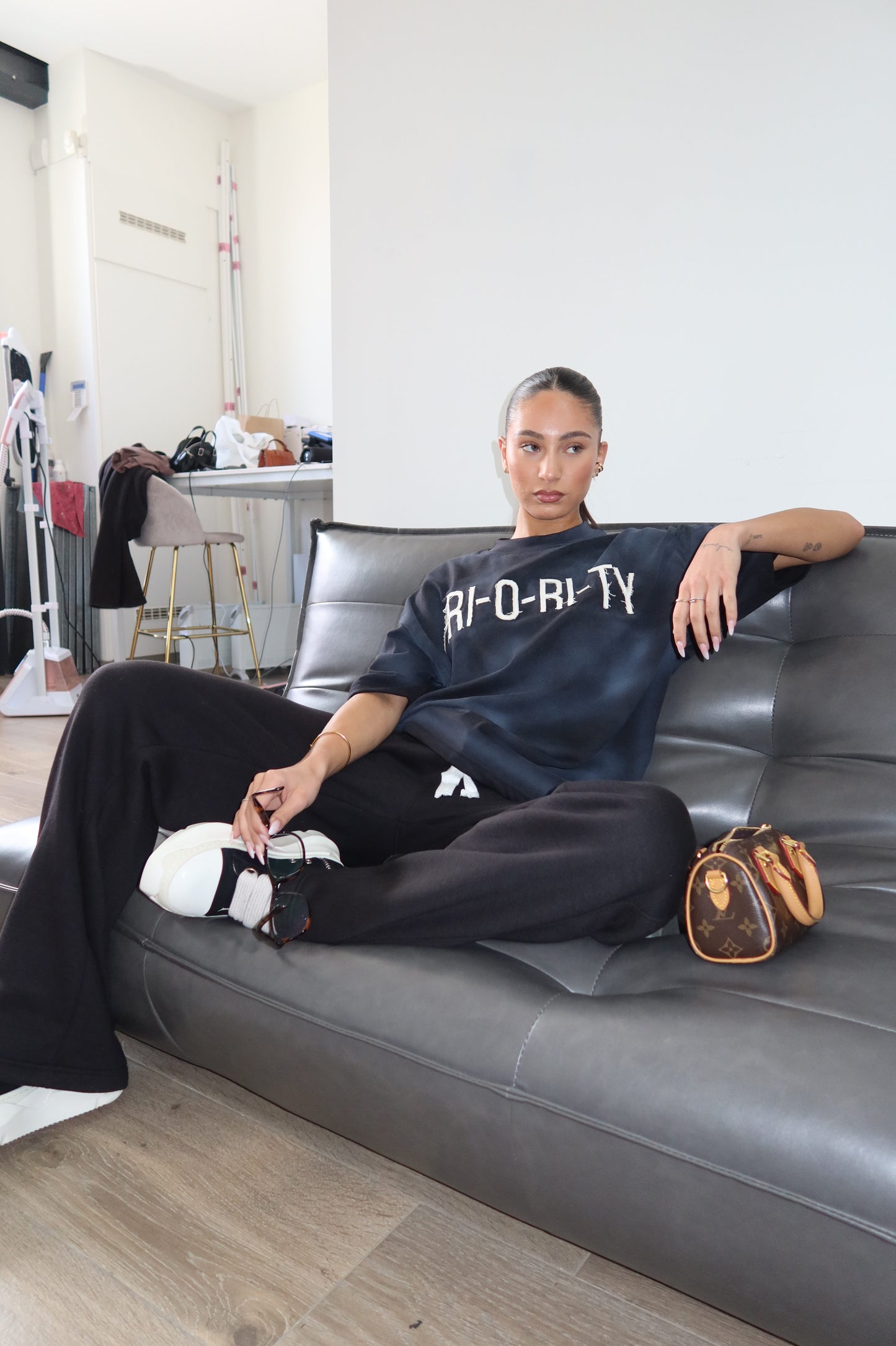 Priority: PRI-O-RI-TY tee SS25 – Zwart (Washed Black)