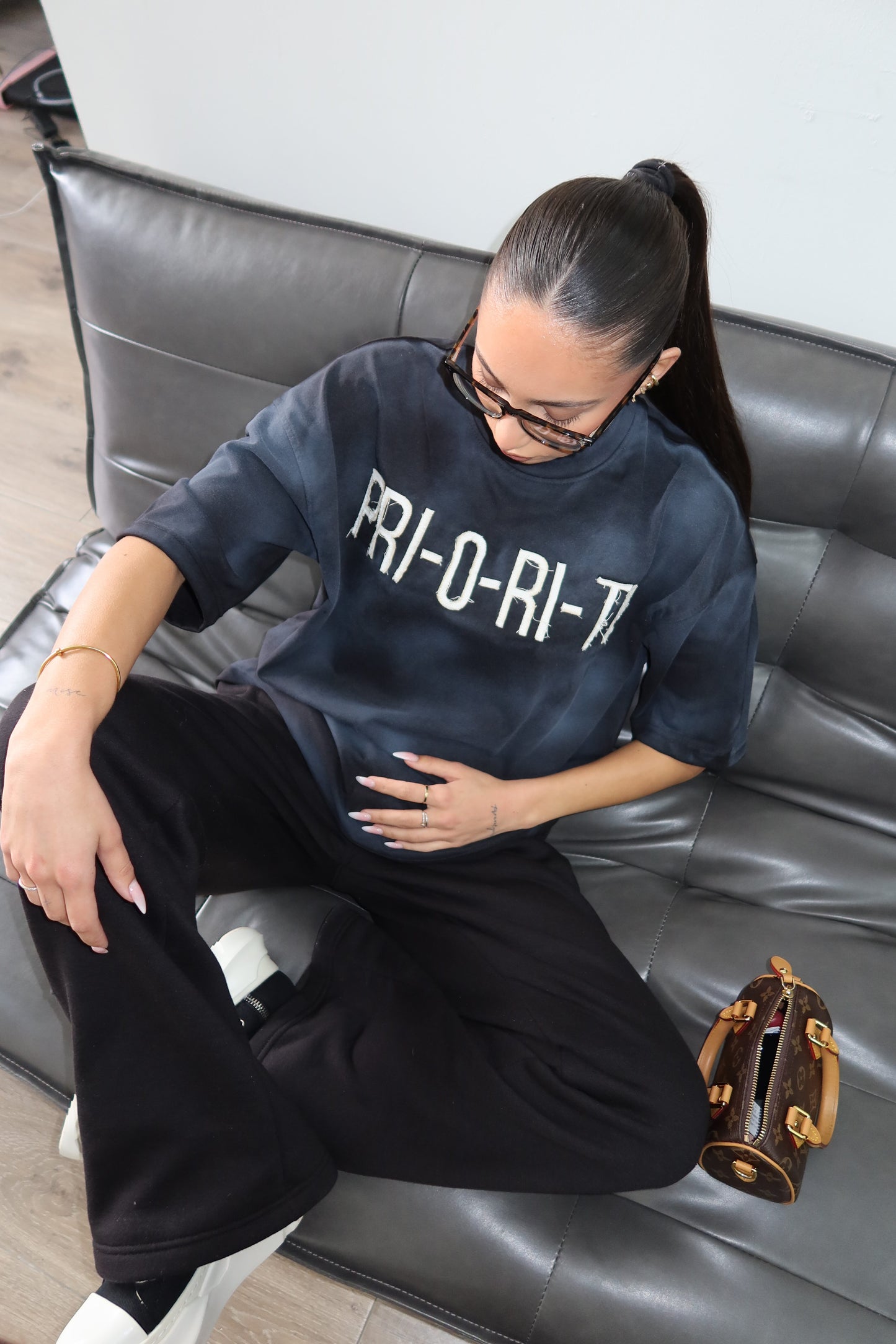 Priority: PRI-O-RI-TY tee SS25 – Zwart (Washed Black)