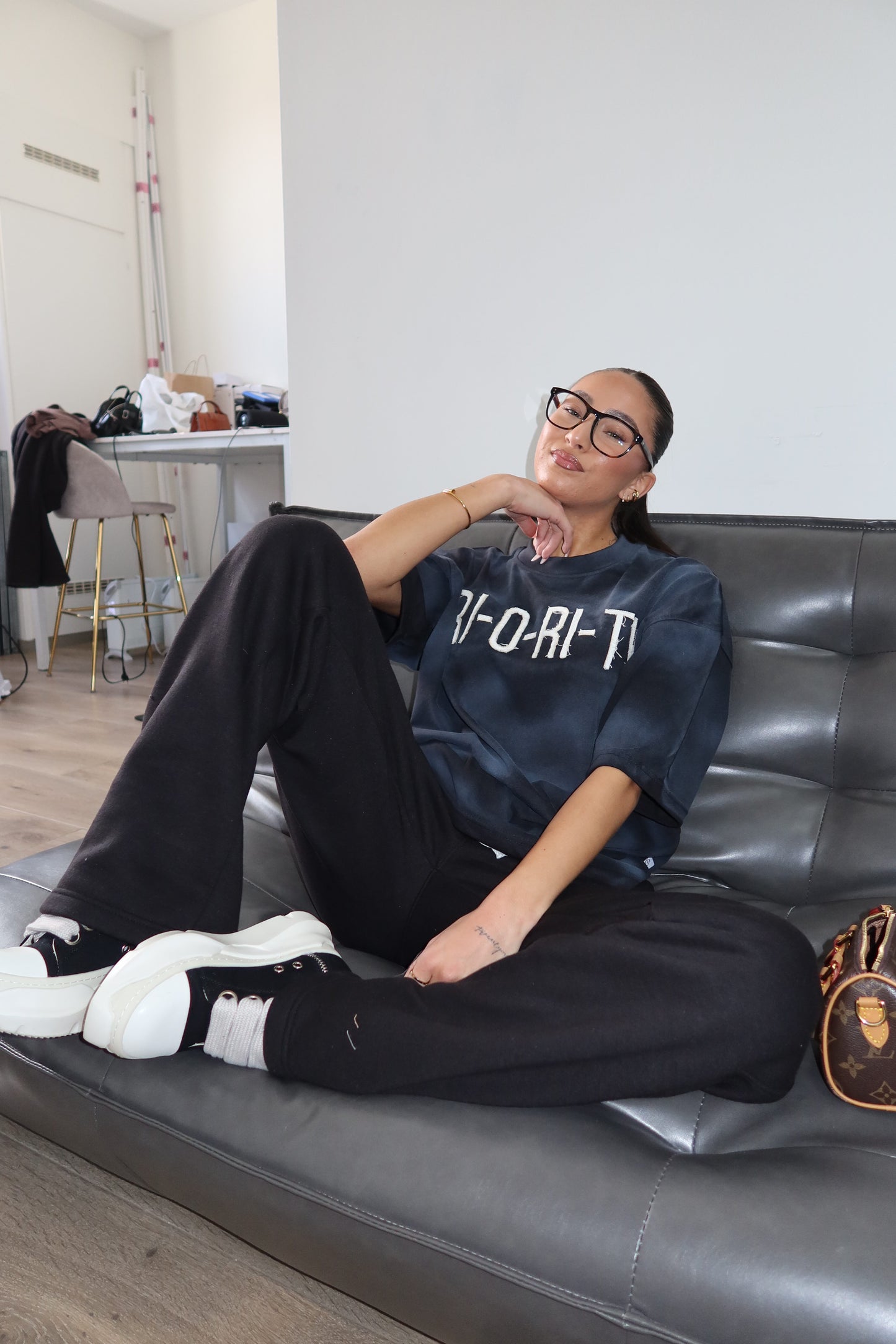 Priority: PRI-O-RI-TY tee SS25 – Zwart (Washed Black)