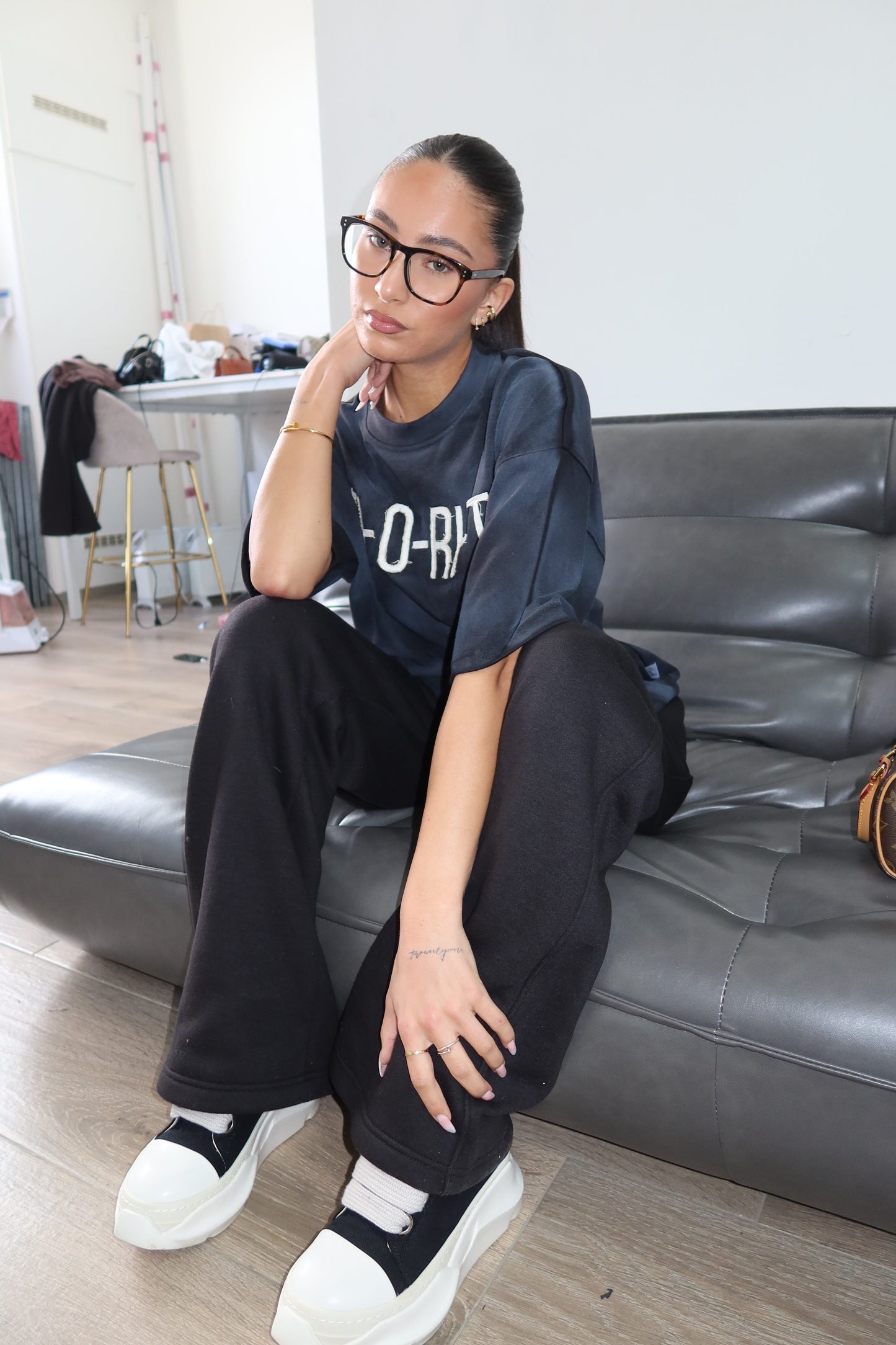 Priority: PRI-O-RI-TY tee SS25 – Zwart (Washed Black)