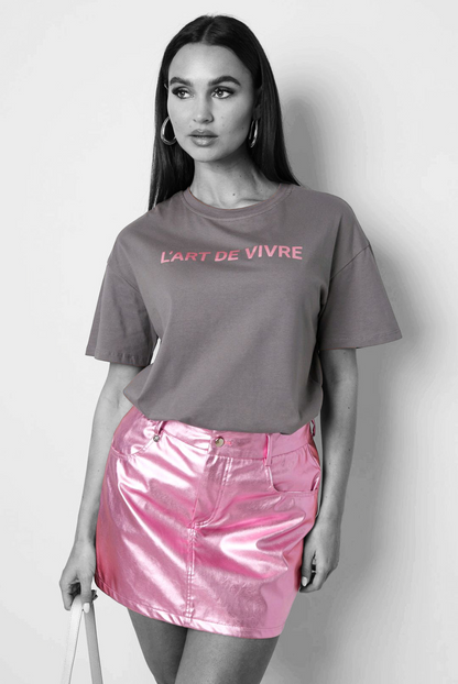 Roze metallic rok voor dames en grijs t-shirt.