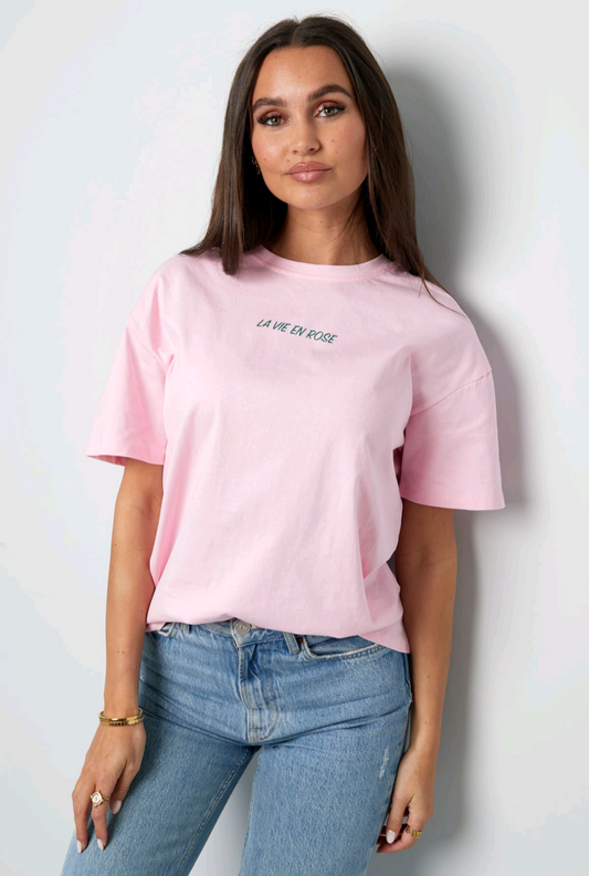 Gimme roze dames t-shirt met groene tekst op de rug; 'La Vie en Rose' - Roze/ groen | Tee Time collectie