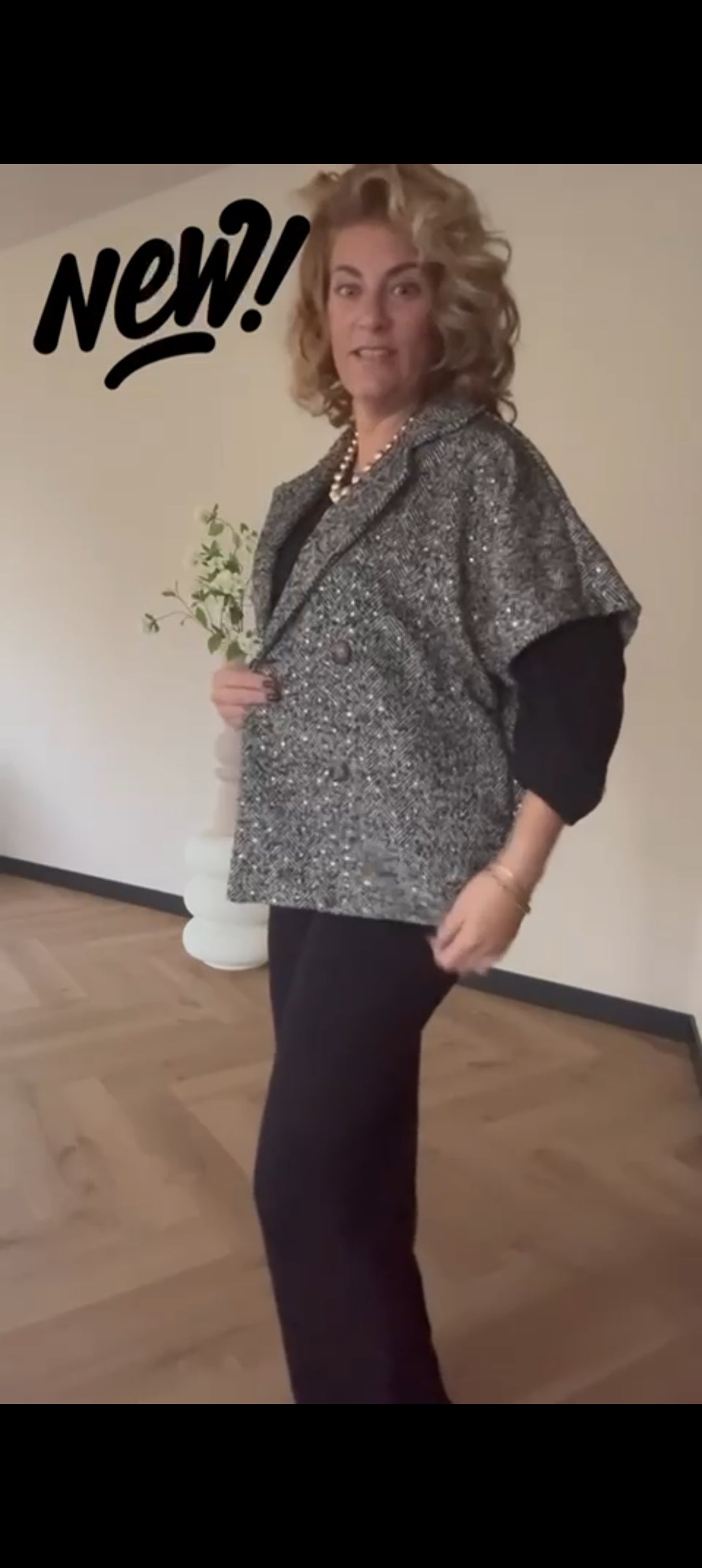 Korte tussenjas dames/ mouwloos vest met kleurloze lovertjes en visgraat patroon - Zwart | Fall4me collectie 2.0