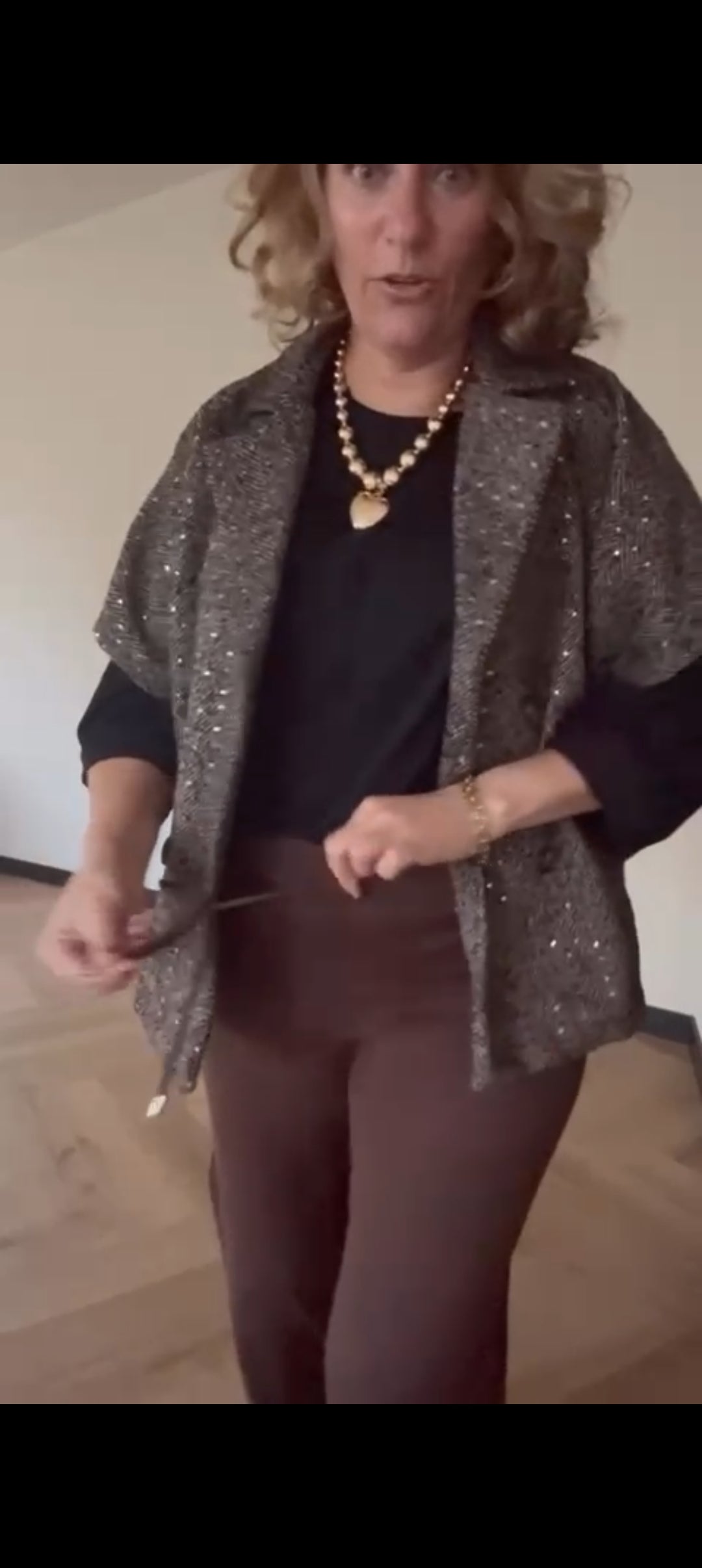 Korte tussenjas dames/ mouwloos vest met kleurloze lovertjes en visgraat patroon - Bruin | Fall4me collectie 2.0