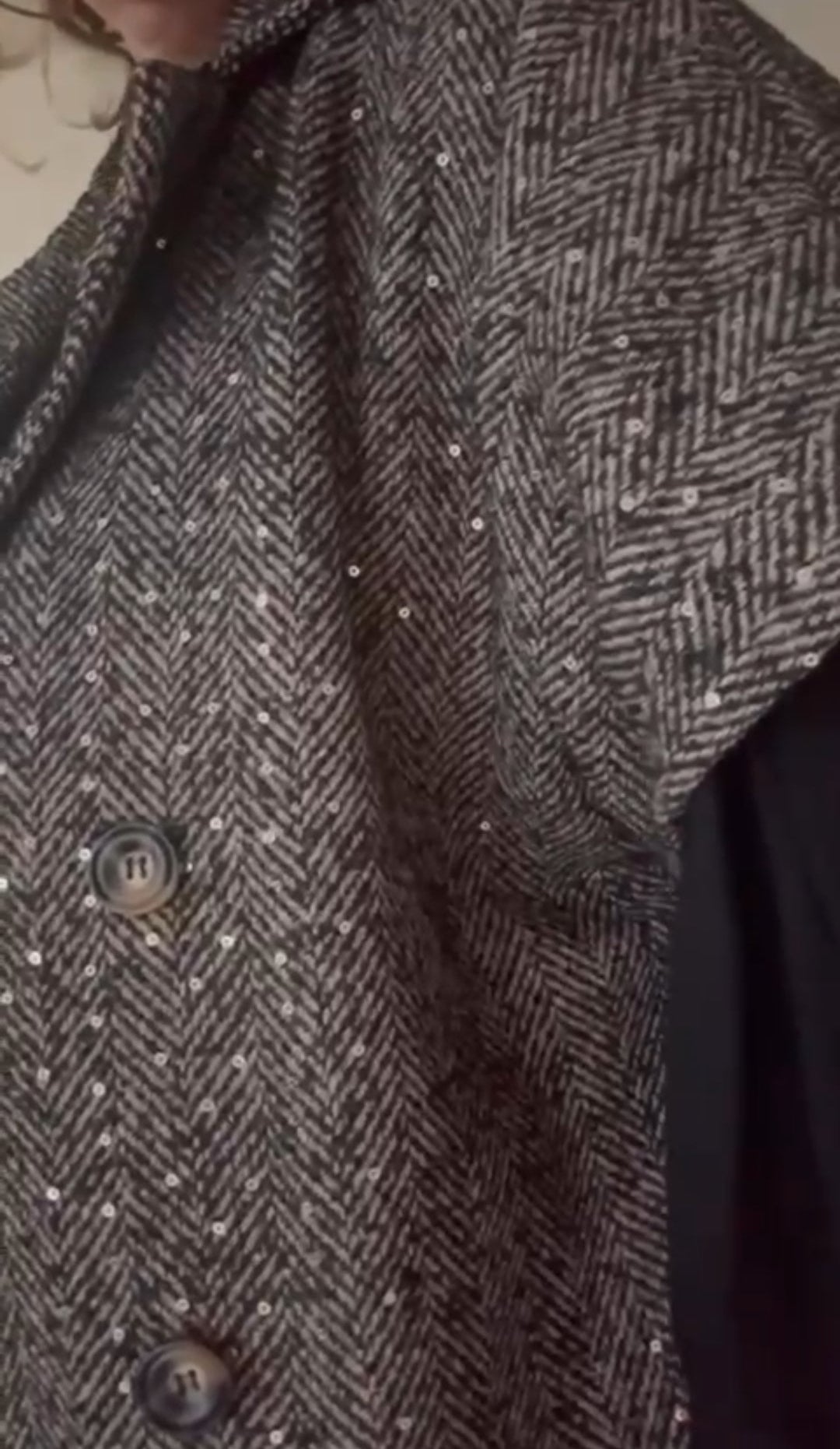 Korte tussenjas dames/ mouwloos vest met kleurloze lovertjes en visgraat patroon - Bruin | Fall4me collectie 2.0