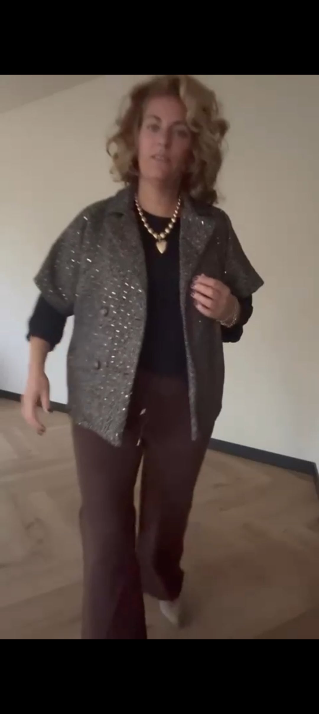 Korte tussenjas dames/ mouwloos vest met kleurloze lovertjes en visgraat patroon - Bruin | Fall4me collectie 2.0