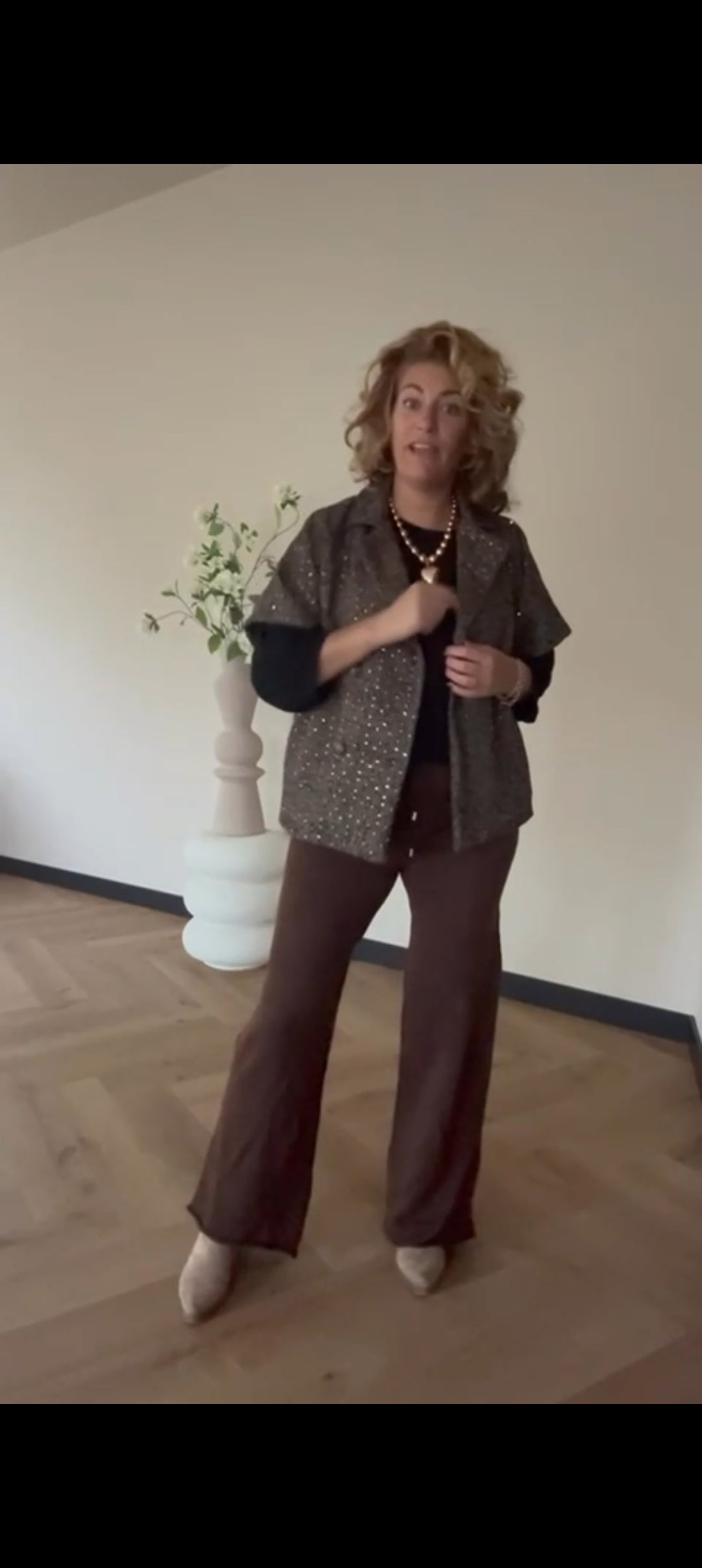 Korte tussenjas dames/ mouwloos vest met kleurloze lovertjes en visgraat patroon - Bruin | Fall4me collectie 2.0