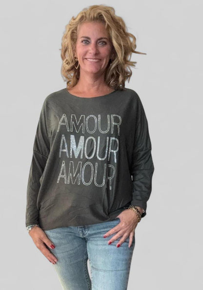 Dames top met strass tekst; 'Amour' - Army groen | Fall4me collectie 2.0