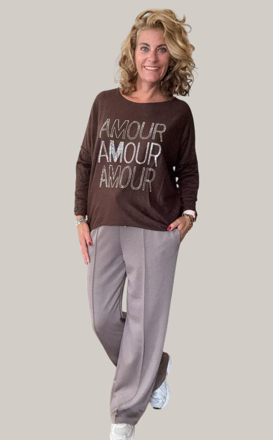 Dames top met strass tekst; 'Amour' - Bruin | Fall4me collectie 2.0