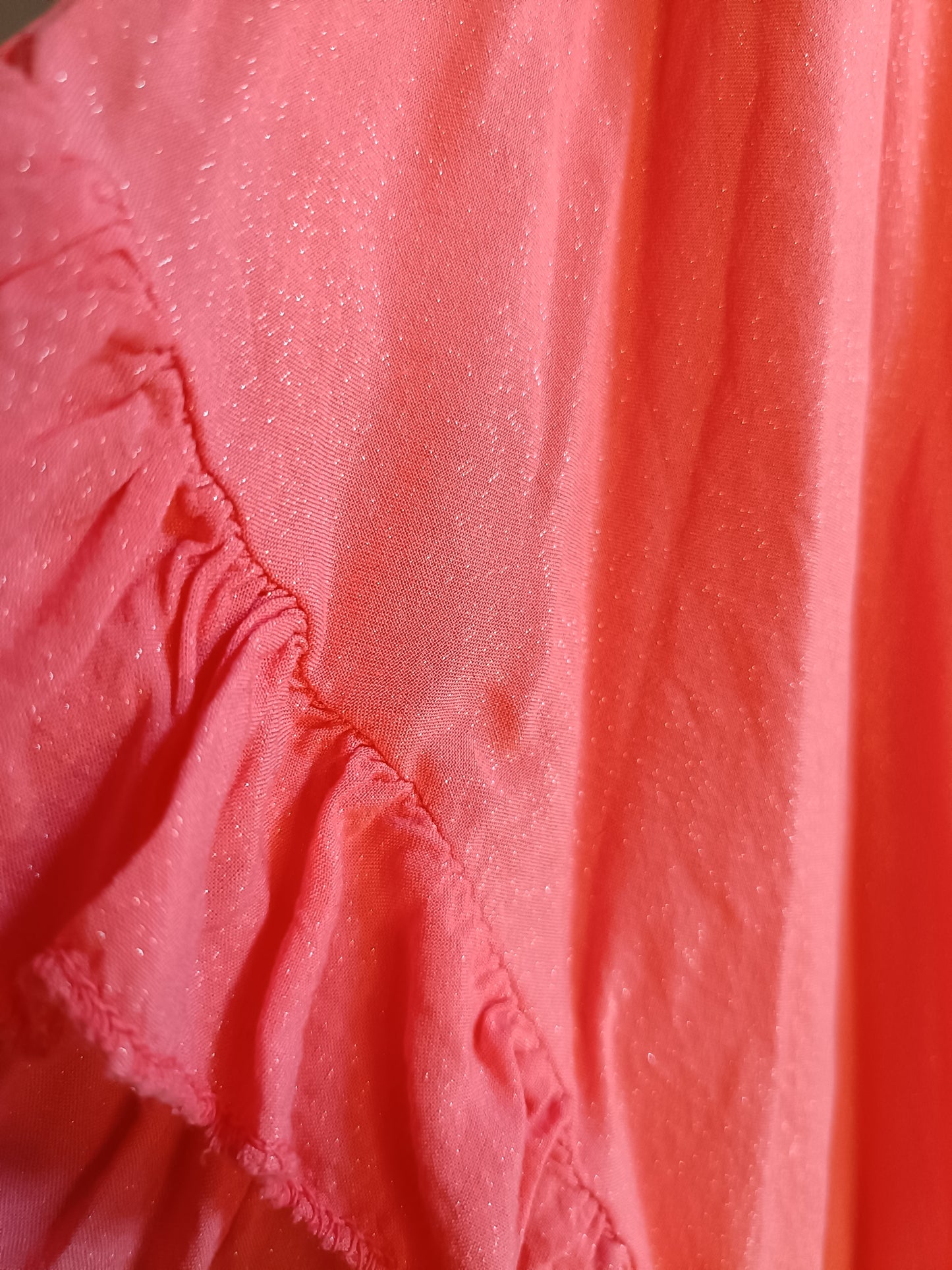 Viscose top grote maat met subtiel glinsterend lurexdetail - koraal kleur
