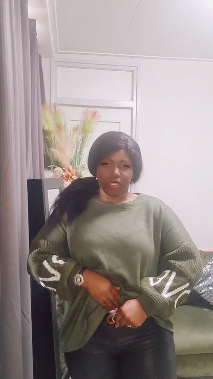 Trui In Love - Olijfgroene/ Kaki Zachte Trui met Gebreide Mouwen met de tekst LOVE.