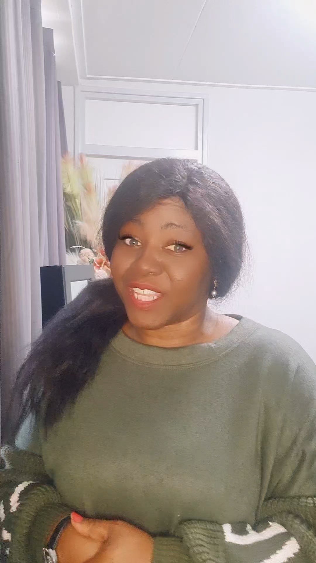 Trui In Love - Olijfgroene/ Kaki Zachte Trui met Gebreide Mouwen met de tekst LOVE.