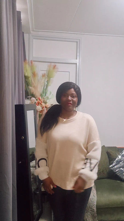 Plussize Trui In Love - Beige Zachte Trui met Gebreide Mouwen met de tekst LOVE.