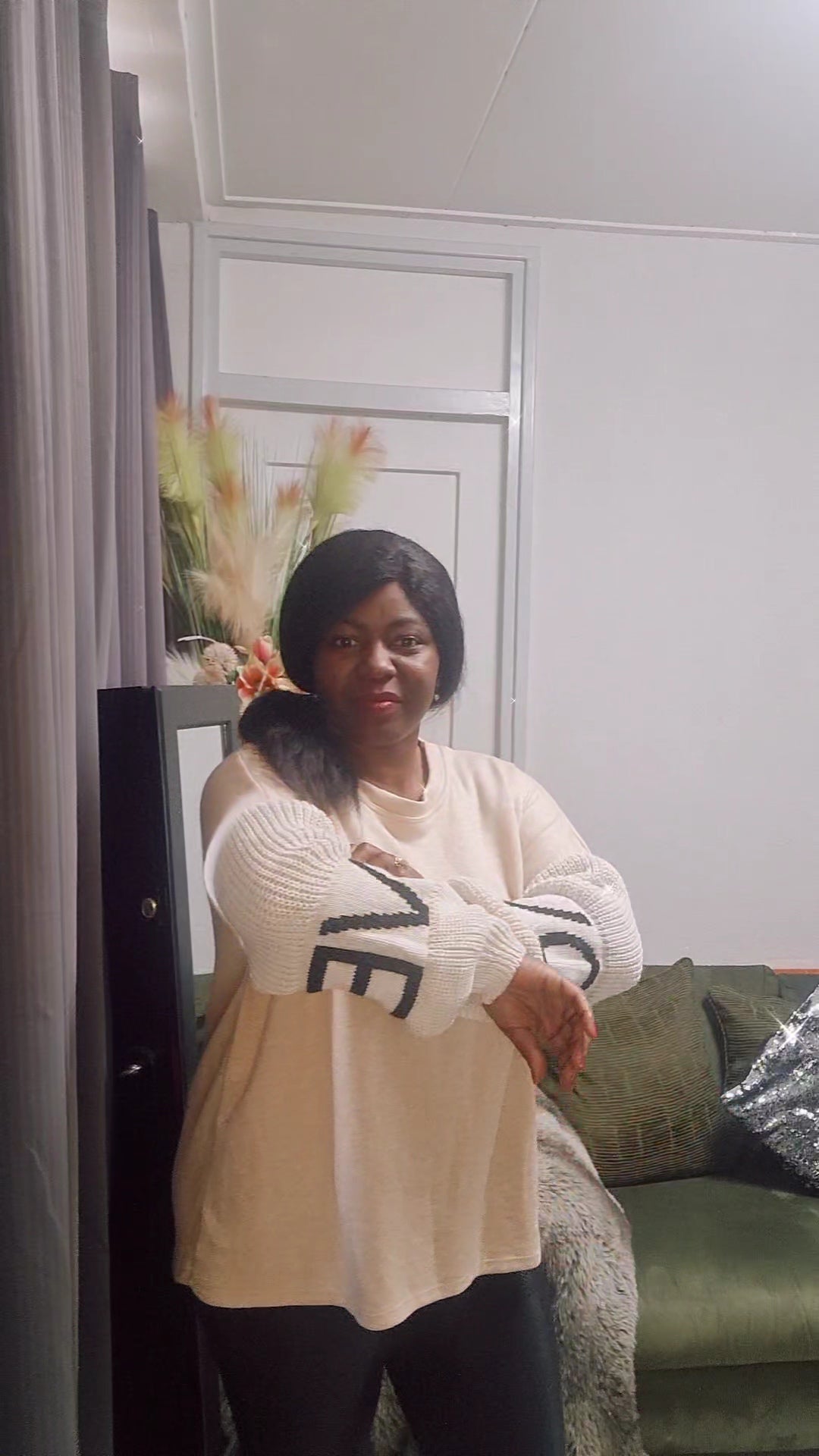 Plussize Trui In Love - Beige Zachte Trui met Gebreide Mouwen met de tekst LOVE.