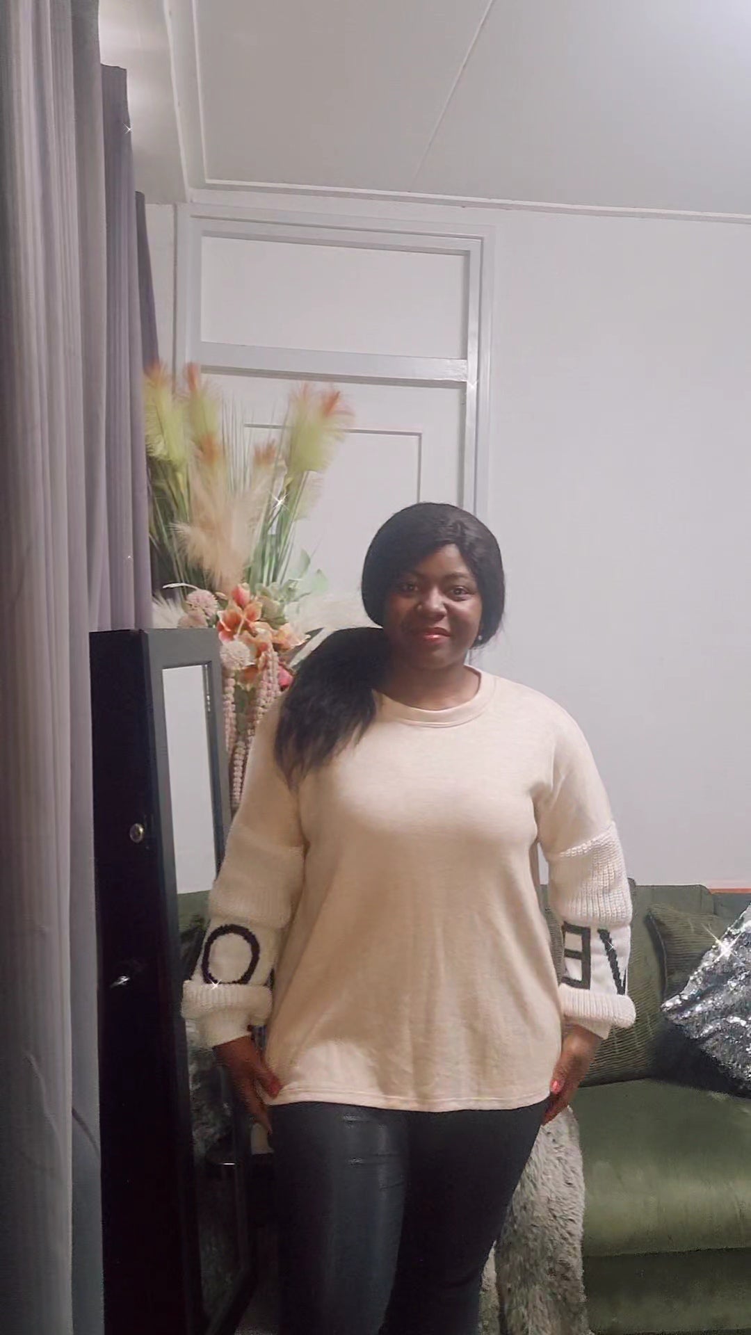 Plussize Trui In Love - Beige Zachte Trui met Gebreide Mouwen met de tekst LOVE.