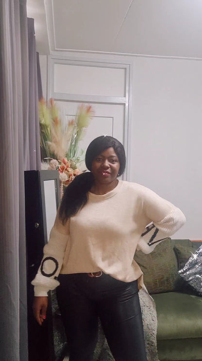 Plussize Trui In Love - Beige Zachte Trui met Gebreide Mouwen met de tekst LOVE.