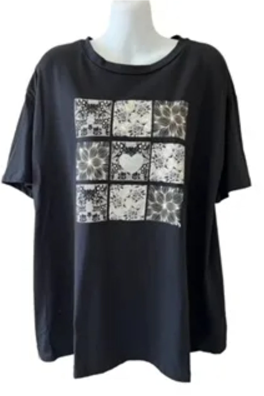 Alice - Zwart plussize dames t-shirt met witte print