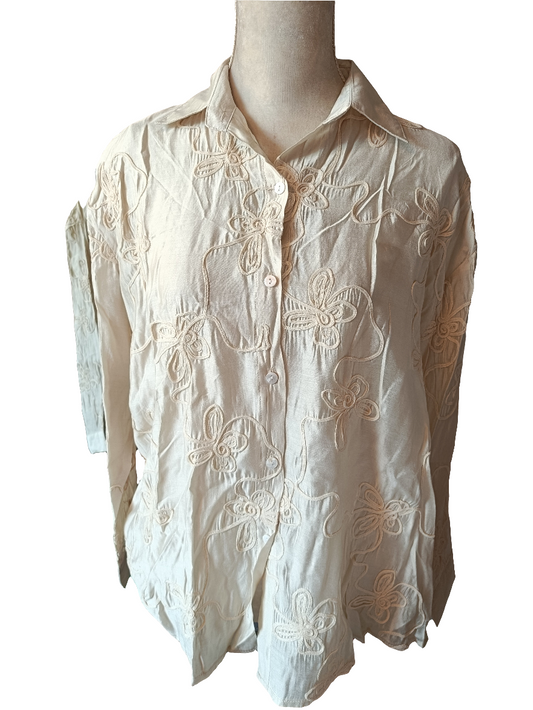 Yara; Bewerkte dames blouse met lange mouwen - Beige | Confident Neutrals collectie