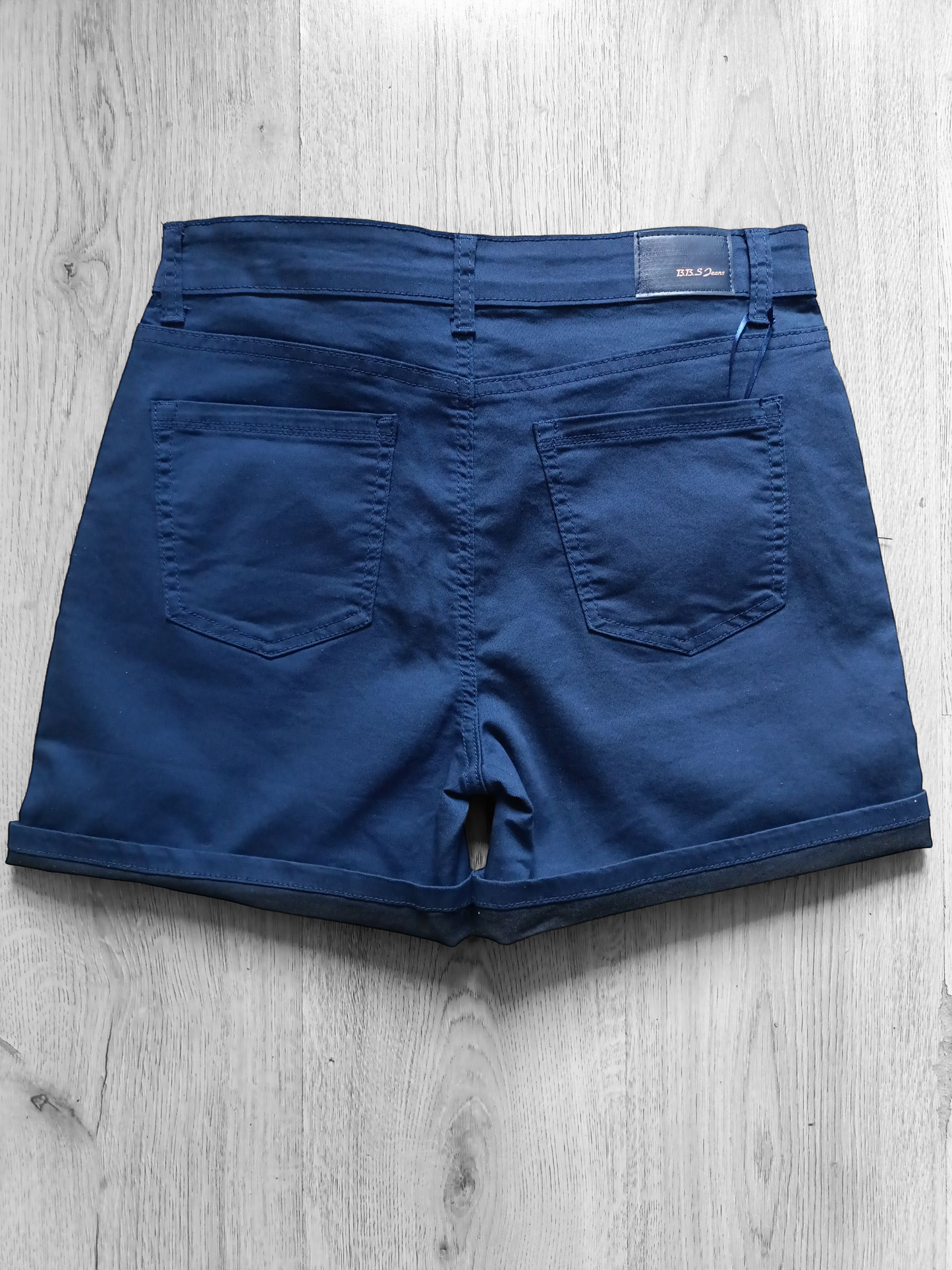 BBS Jeans fashion Shorts voor dames met sjaaltje - blauw; achterkant.