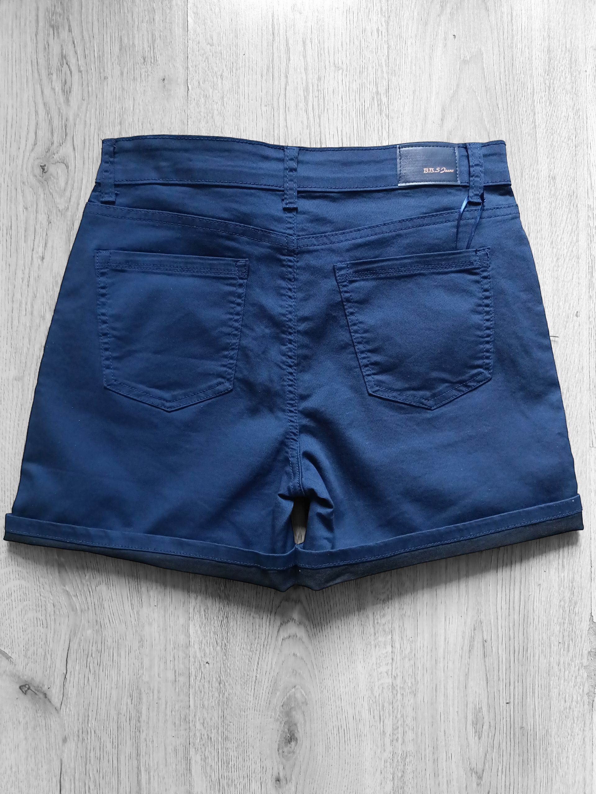 BBS Jeans fashion Shorts voor dames met sjaaltje - blauw; achterkant.
