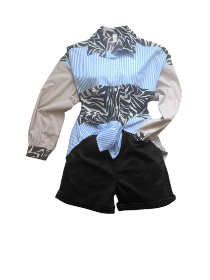 Zwarte BBS Jeans Shorts voor dames (zonder het sjaaltje) en blauw gestreepte blouse met dierenprint.