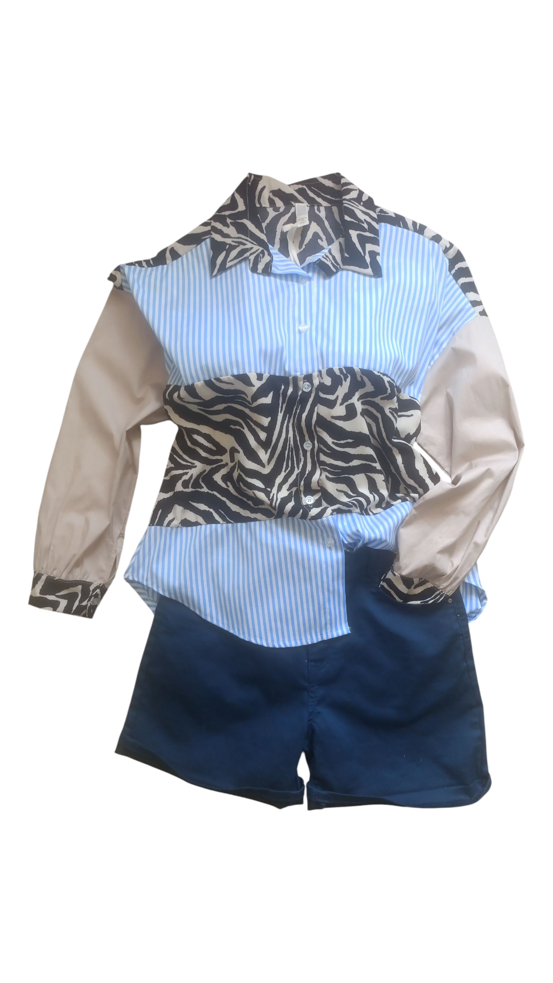 Zwarte BBS Jeans Shorts voor dames - blauw (zonder het sjaaltje) en blauw gestreepte blouse met zebraprint.