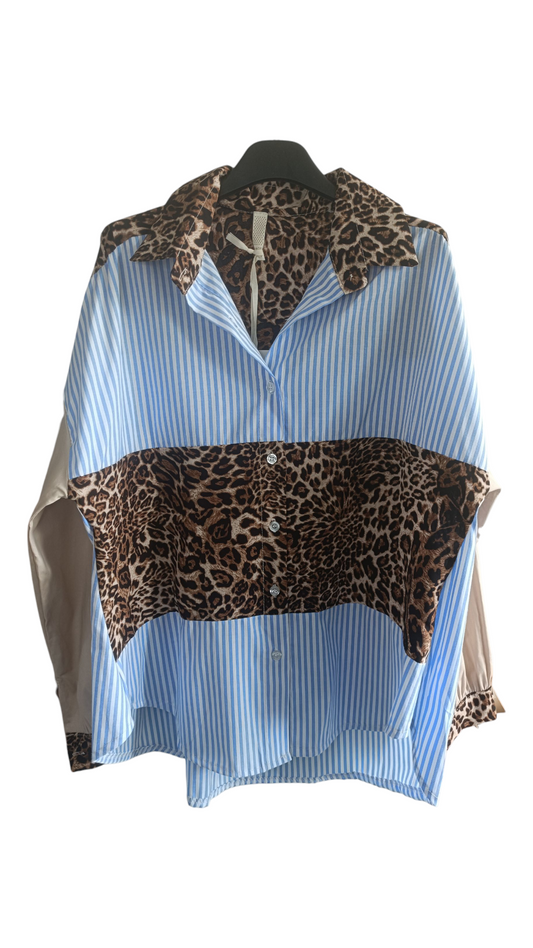 Blauw wit gestreepte blouse dames met panterprint. Voorkant