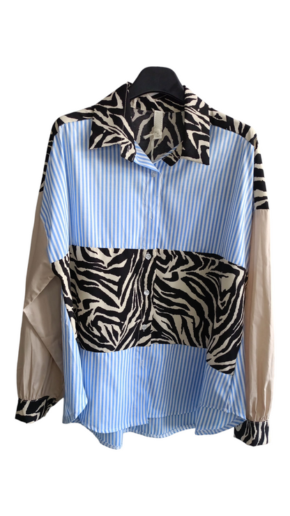 Blauw wit gestreepte blouse dames met zebraprint. Voorkant 