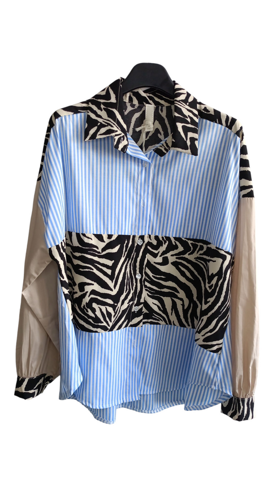 Blauw wit gestreepte blouse dames met zebraprint. Voorkant 